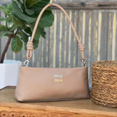 کیف دوشی زنانه miu miu رنگ نسکافه ای کد ۵۰۳۰۳۰۴