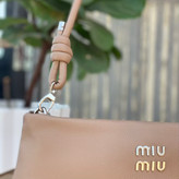 کیف دوشی زنانه miu miu رنگ نسکافه ای کد ۵۰۳۰۳۰۴