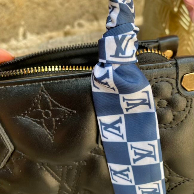 کیف دوشی زنانه LV روسری دار رنگ مشکی کد
